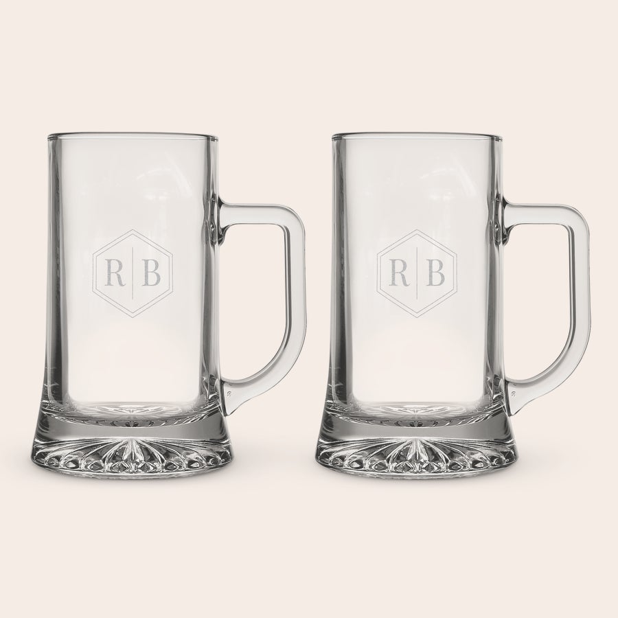 Caneca de cerveja de vidro gravado Duas canecas de vidro com base de cristal, gravadas com as iniciais RB para desfrute da sua bebida gelada favorita.