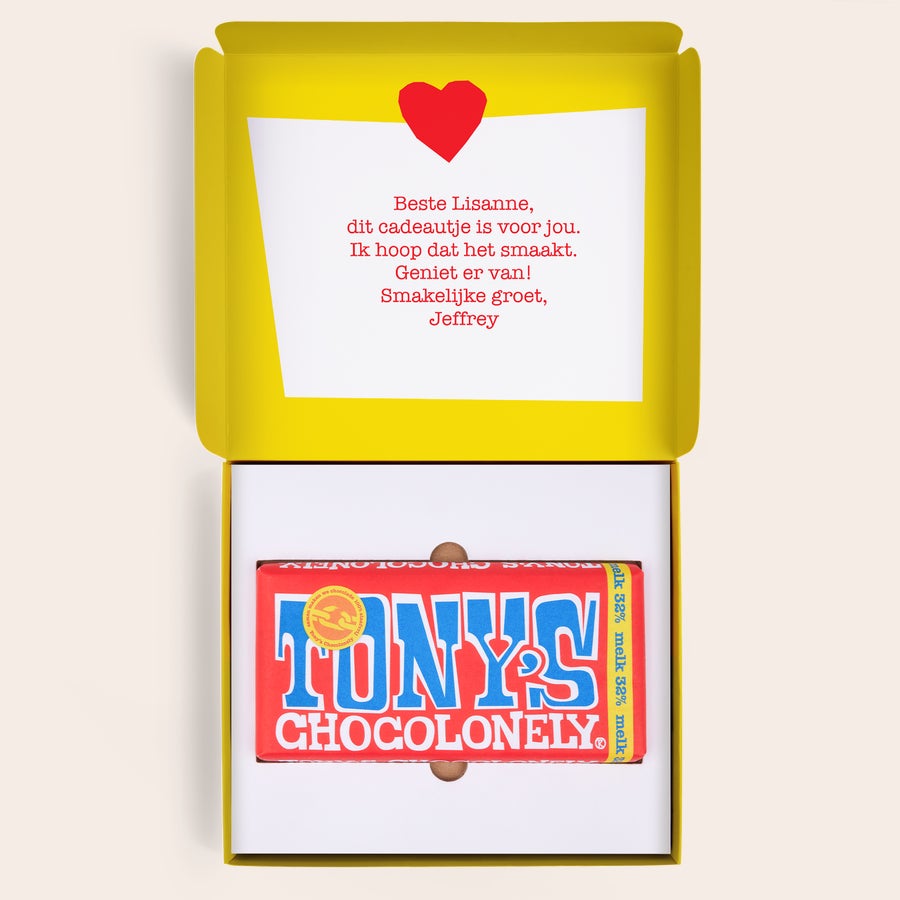 Tony's Chocolonely personaliseren Tony's Chocolonely melkchocolade reep in gele giftbox, gepersonaliseerd met de tekst "Beste Lisanne, dit cadeautje is voor jou. Ik hoop dat het smaakt. Geniet ervan! Smakelijke groet, Jeffrey" en een rood hart.