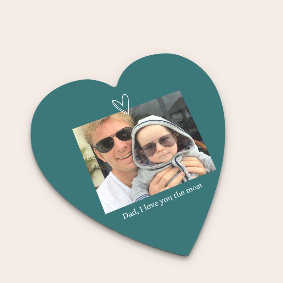 Personalizowane podstawki Podstawka w kształcie serca z nadrukiem zdjęcia taty z dzieckiem i tekstem "Dad, I love you the most", utrzymaj każdą powierzchnię w idealnym stanie.