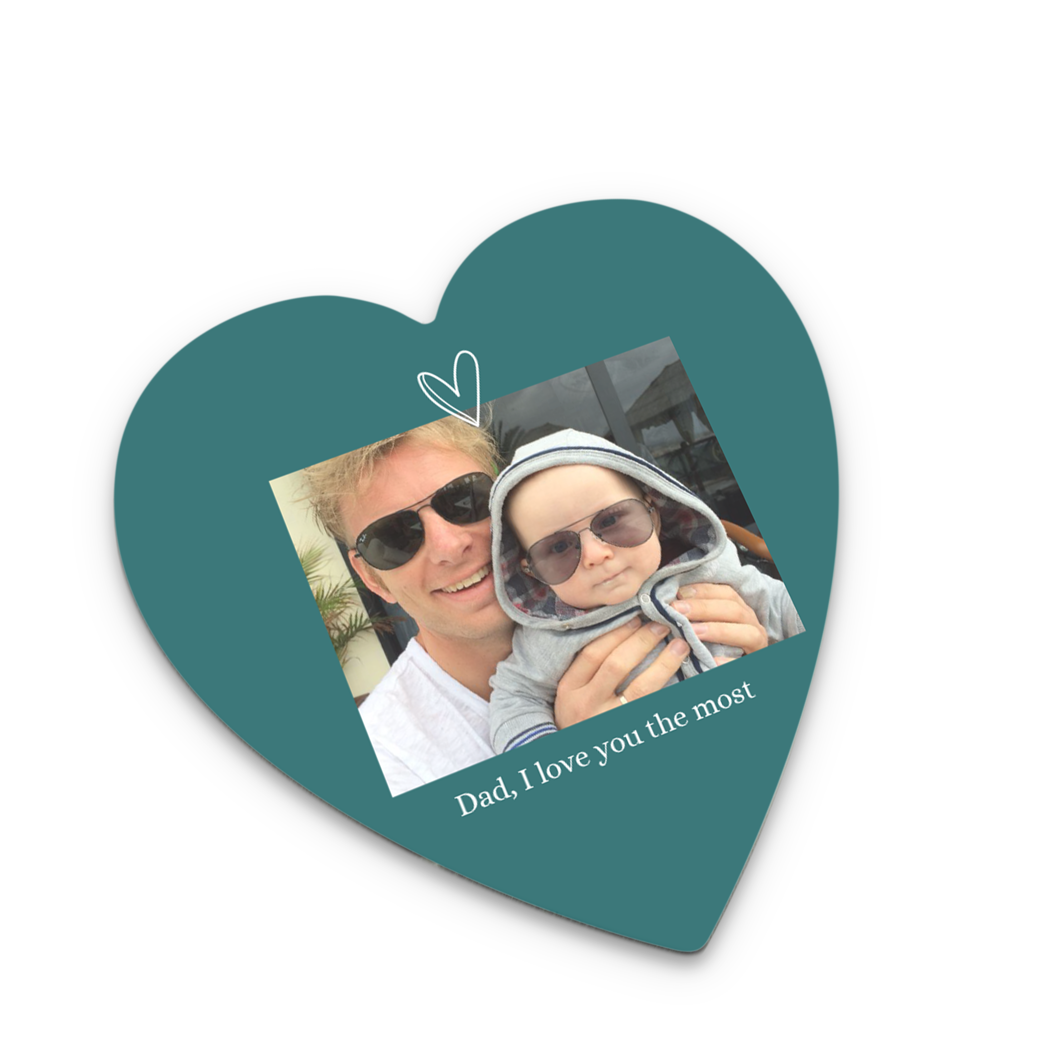 Hjerteformet personlig bordskåner i petrol med et foto trykt af far og baby, der bærer solbriller, teksten Dad, I love you the most holder enhver overflade perfekt