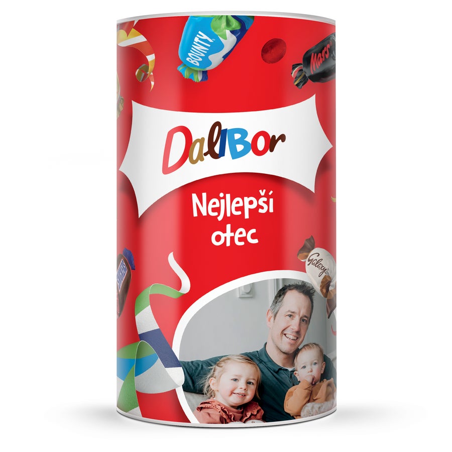 Personalizovaná láhev Celebrations se sladkostmi Personalizovaná lahev Celebrations se sladkostmi, potištěná fotografií muže s dětmi a textem Dalibor Nejlepší otec.