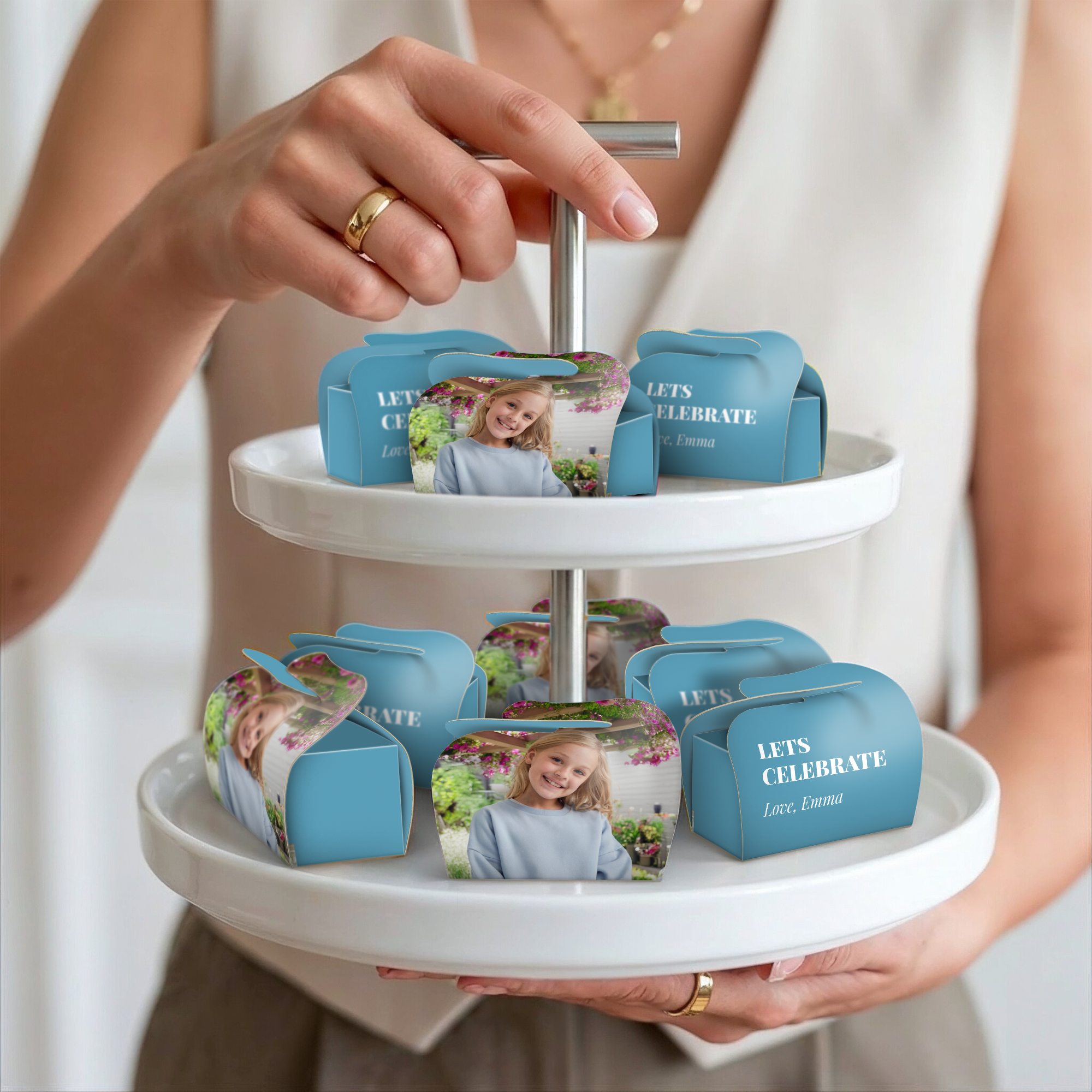 Chokladgodis med Kinder Happy Moments - 40 stycken på fat, varje ask är tryckt med en personlig bild och text som Let's celebrate Love Emma