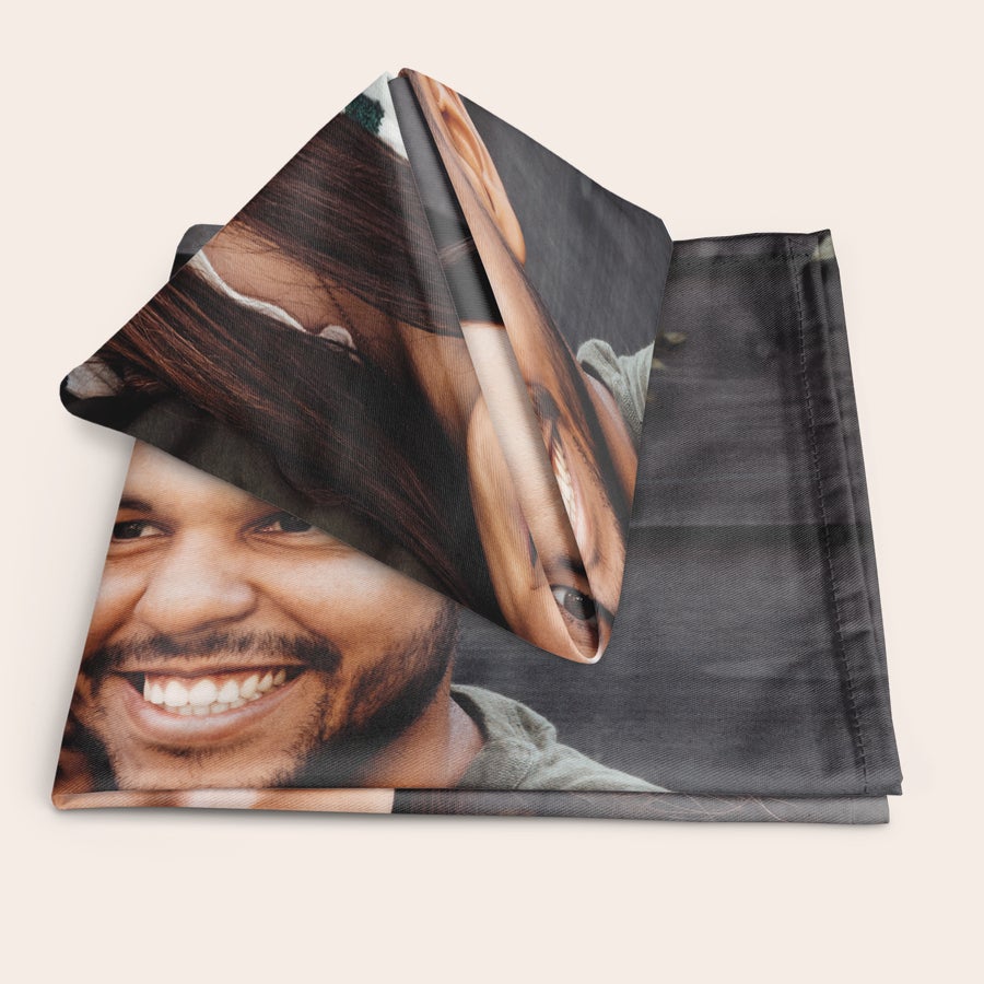 Servilletas personalizadas Servilletas para decorar la mesa Navideña de forma única y original, personalizadas con una foto de pareja sonriendo.