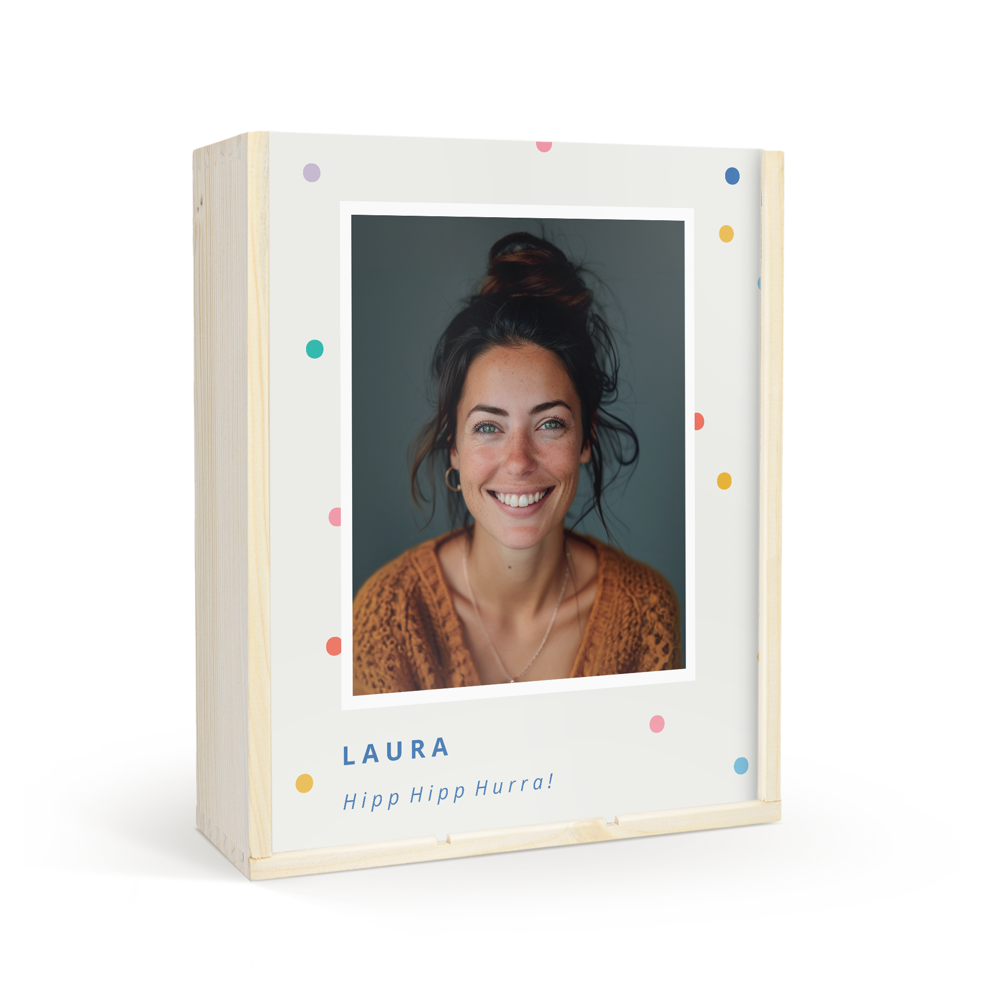 Weinpaket Maison de la Surprise mit Foto Laura und Text "Hipp Hipp Hurra!" auf Holzkiste bedruckt