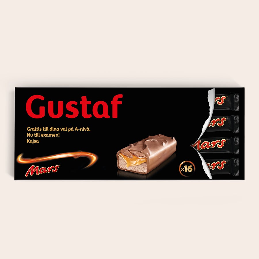 XXL Mars bar Denna personliga XXL Mars chokladkaka med namnet Gustaf och texten Grattis till dina val på A-nivå, Nu till examen Kajsa tryckt på omslaget