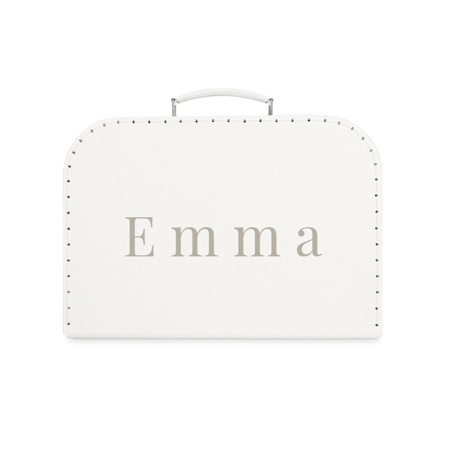 Trykt barnas koffert Hvit lekekoffert med trykt navn Emma og hvitt bærehåndtak.