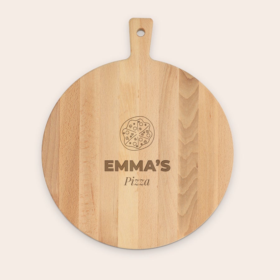 Tábua de pizza personalizada - Faia - Redonda - gravada com uma mensagem à tua escolha Tábua de pizza personalizada de madeira de faia com desenho de pizza, o nome Emma's e a palavra Pizza gravados.