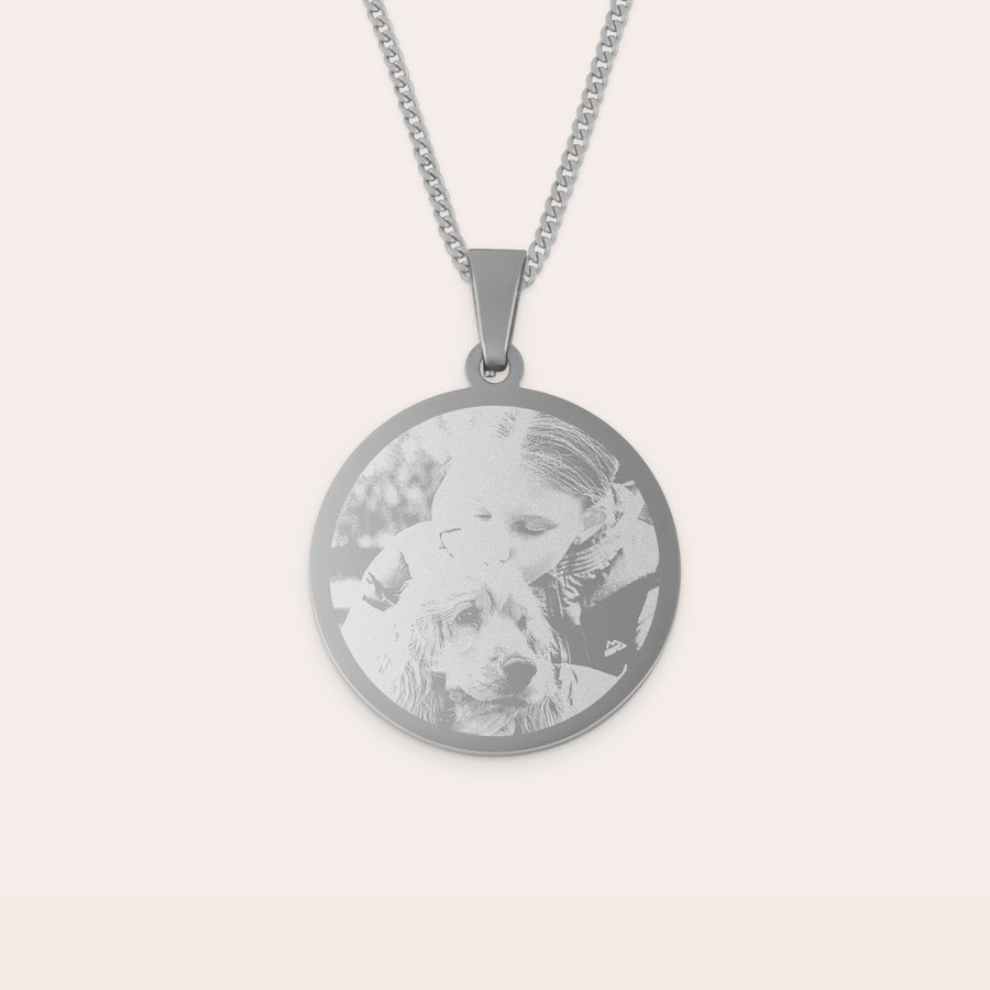 Round pendant necklace A beautiful rhodium pendant engraved with a personalized photo of a girl hugging a dog, ready to give as a gift.