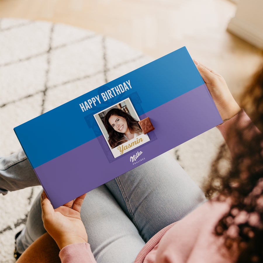 Milka Happy Birthday Gratuliere mit persönlichen Milka Pralinen zum Geburtstag in einer Geschenkbox mit dem gedruckten Foto einer Frau und dem Namen Yasmin.