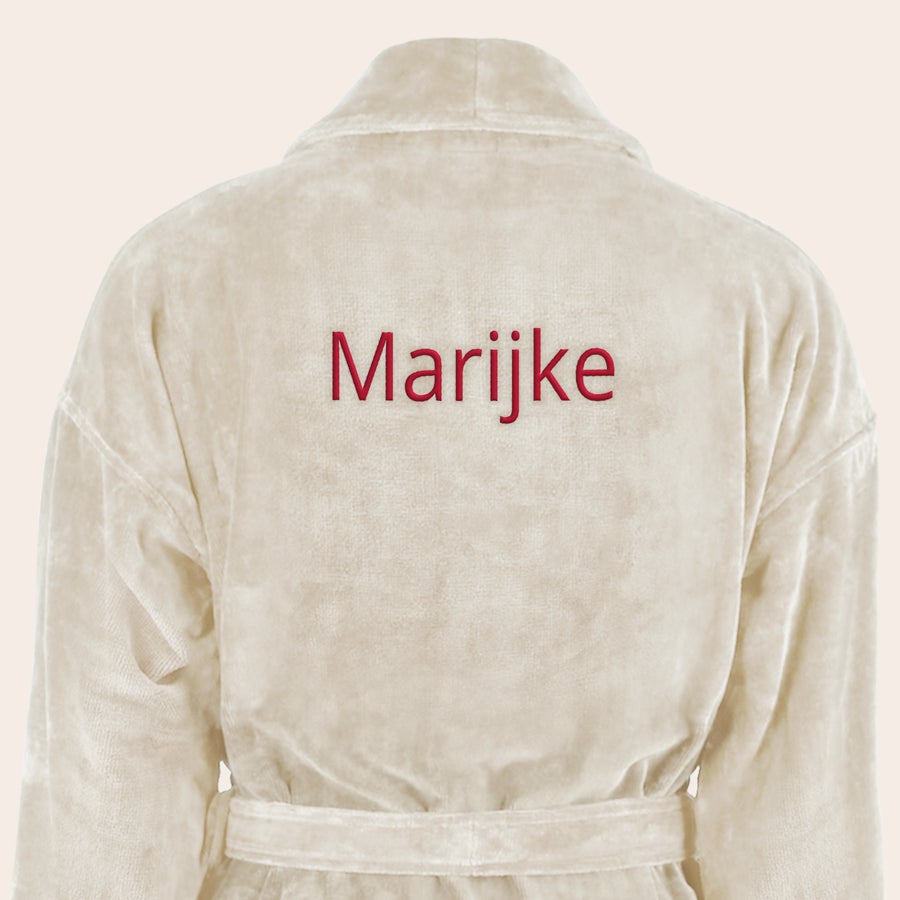 Badjas Dames met naam geborduurd Lichtbeige badstof badjas met "Marijke" in rood op de rug geborduurd, een luxe badjas met naam.