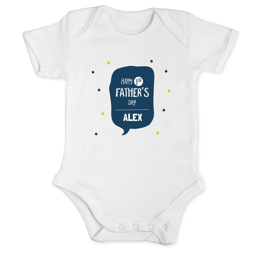 Hvit babybody trykt med "Happy 1st Father's Day" og navnet Alex i blått, for å feire pappas første farsdag.