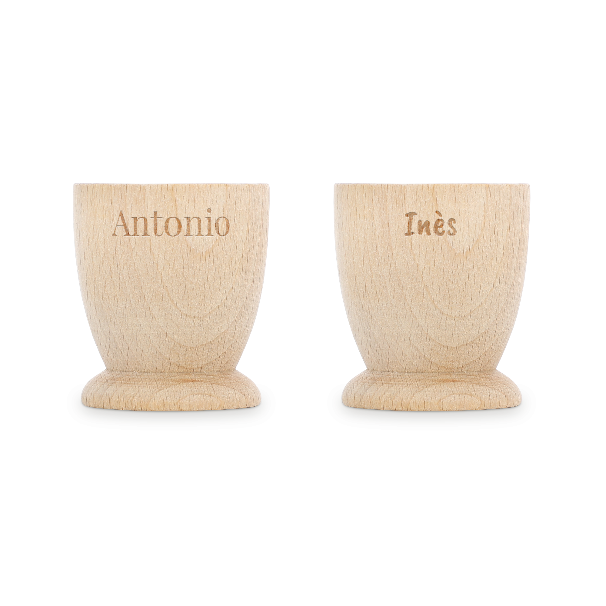Deux coquetiers personnalisés en bois de hêtre naturel gravés des prénoms Antonio et Inès pour un petit-déjeuner inoubliable