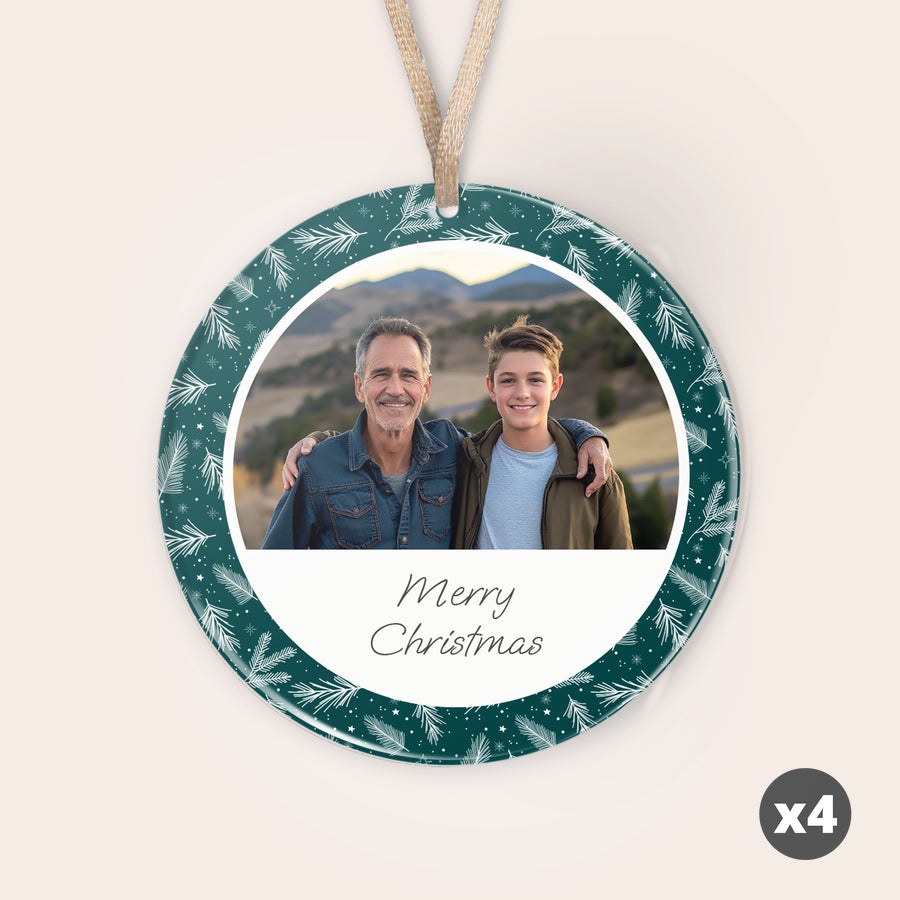 Personalizované vianočné ozdoby z plexiskla Okrúhla vianočná ozdoba z plexiskla s fotografiou muža a chlapca, textom Merry Christmas a vianočným vzorom.