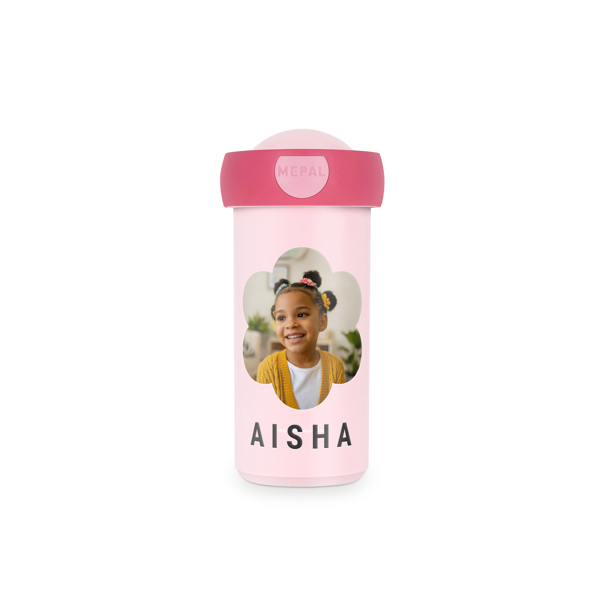 Rosa personalisierter Schulbecher mit einem Foto eines lächelnden Mädchens in Blumenform und dem Namen Aisha, gedruckt.