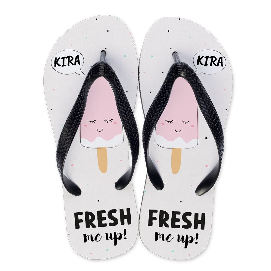 Individuelle Zehensandalen mit bedrucktem Eis-Motiv, dem Namen "KIRA" und dem Text "FRESH me up!" als Geschenk