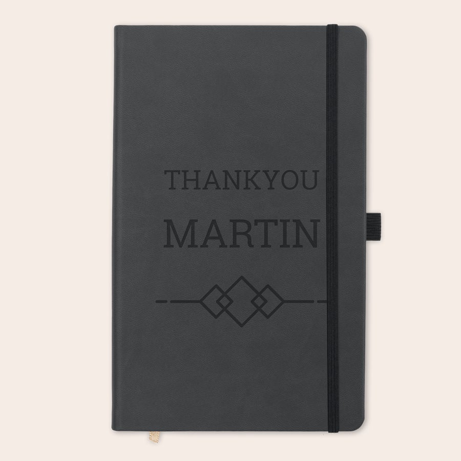 Vatertag - Notizbuch selbst gestalten Personalisiertes Notizbuch mit Namen "Thankyou Martin" zum Vatertag verschenken, mit Gravur und Muster auf schwarzem Einband.