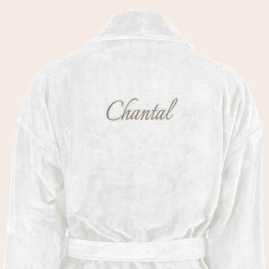 Peignoir Personnalisé Femme Peignoir blanc pour femme, personnalisé avec le prénom "Chantal" brodé sur le dos, un cadeau personnalisé.