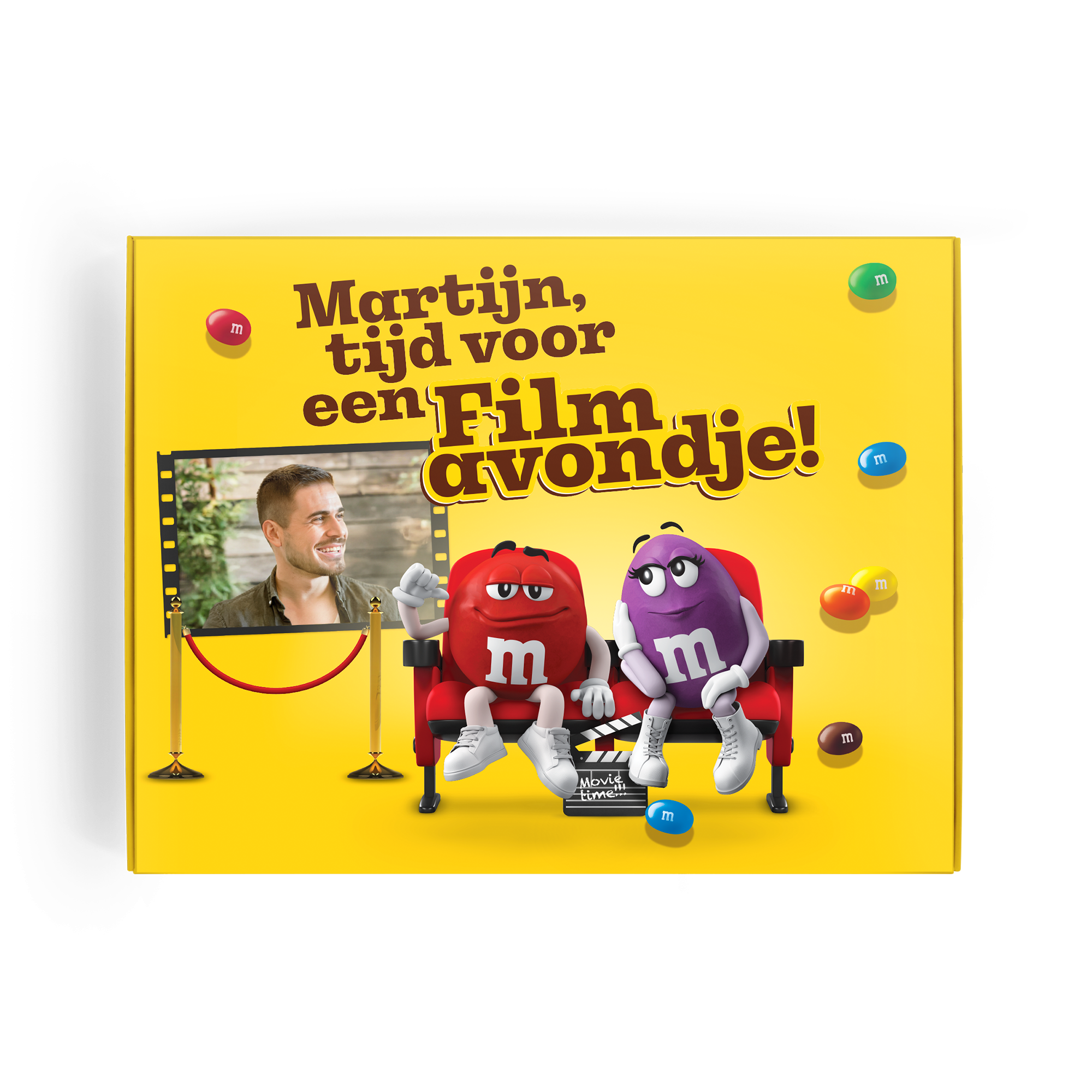 Grote M&M's Film Giftbox bedrukt met een foto van een man, M&M's karakters op een bank en de tekst 