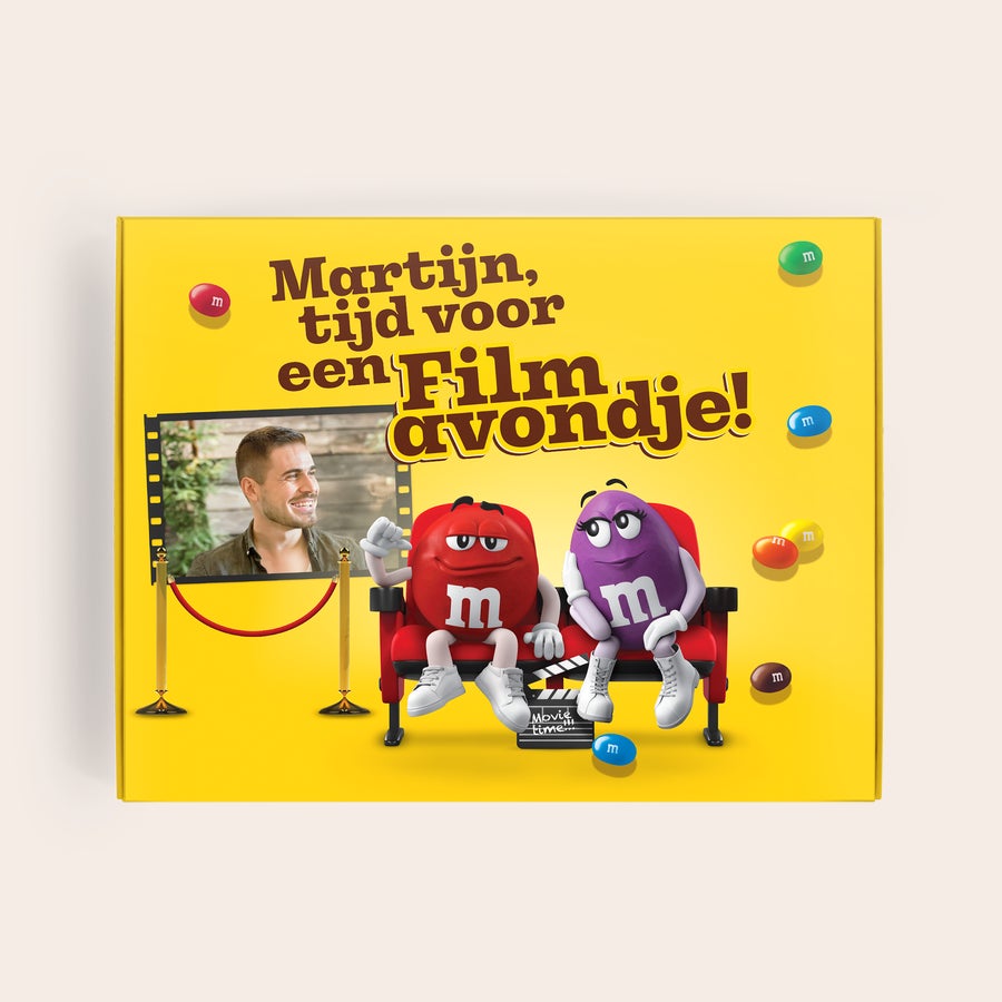 Gepersonaliseerde M&M's moviebox Grote M&M's Film Giftbox bedrukt met een foto van een man, M&M's karakters op een bank en de tekst