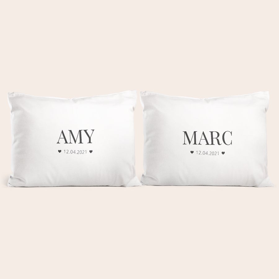 Set federe con stampa - Amore Due federe bianche personalizzate con nomi Amy e Marc e la data 12.04.2021 stampata al centro, una set di federe a tema amoroso personalizzate