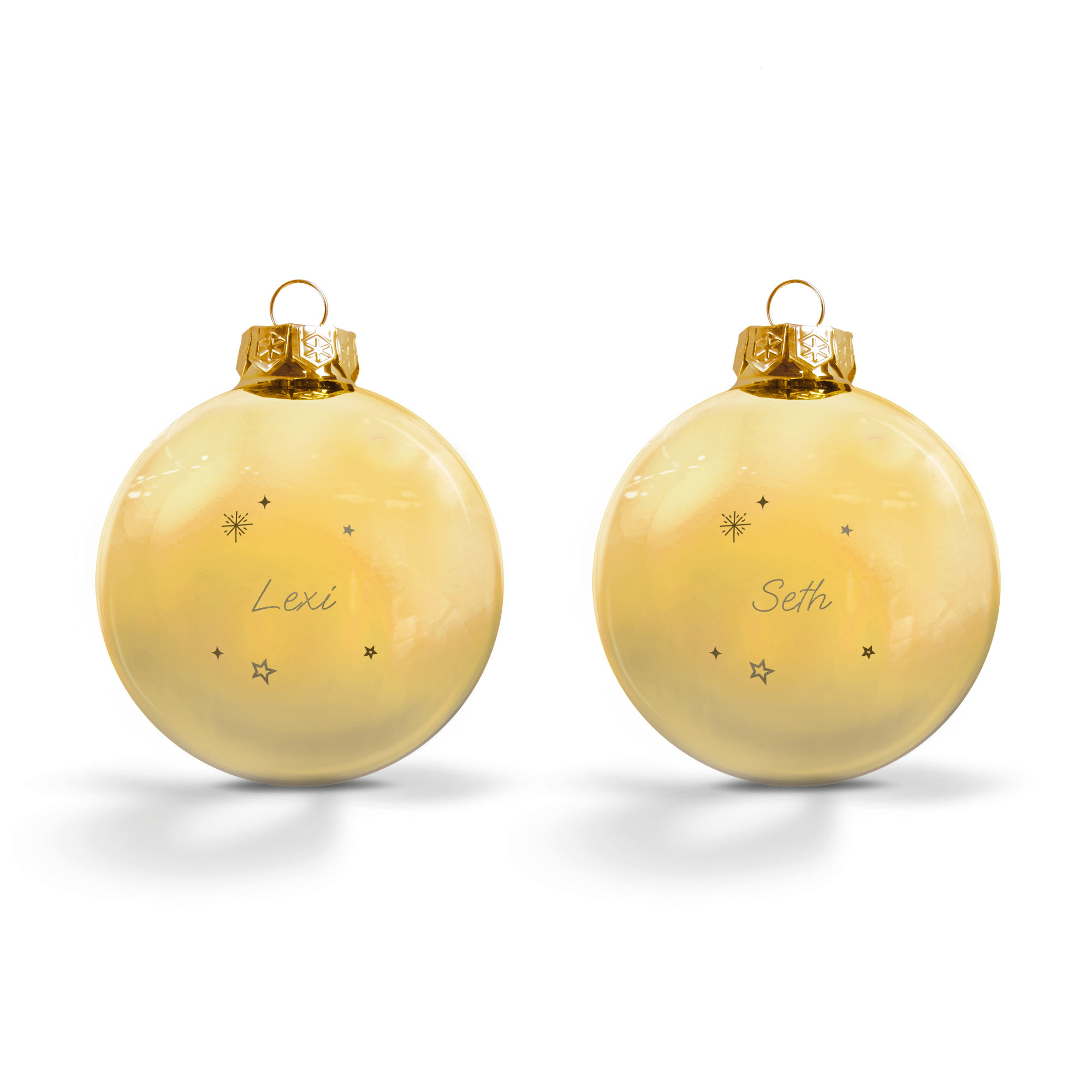 Boule de Noël en verre personnalisée dorée gravée avec les prénoms Lexi et Seth entourés d étoiles et d un flocon.