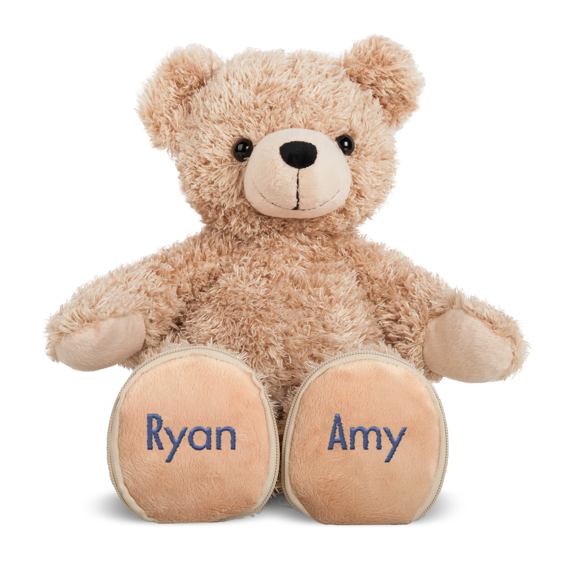 Personlig bamse med broderet navn på fødderne, Ryan og Amy.