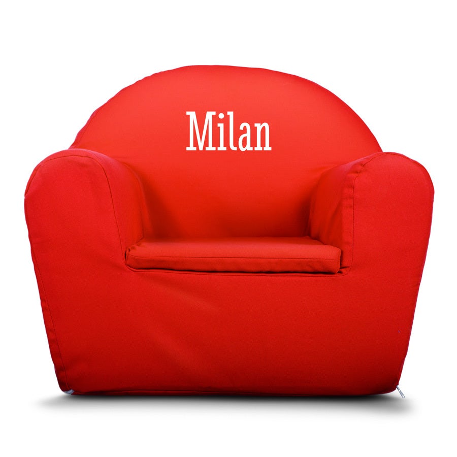 Un fauteuil enfant rouge confortable avec le prénom Milan imprimé en blanc