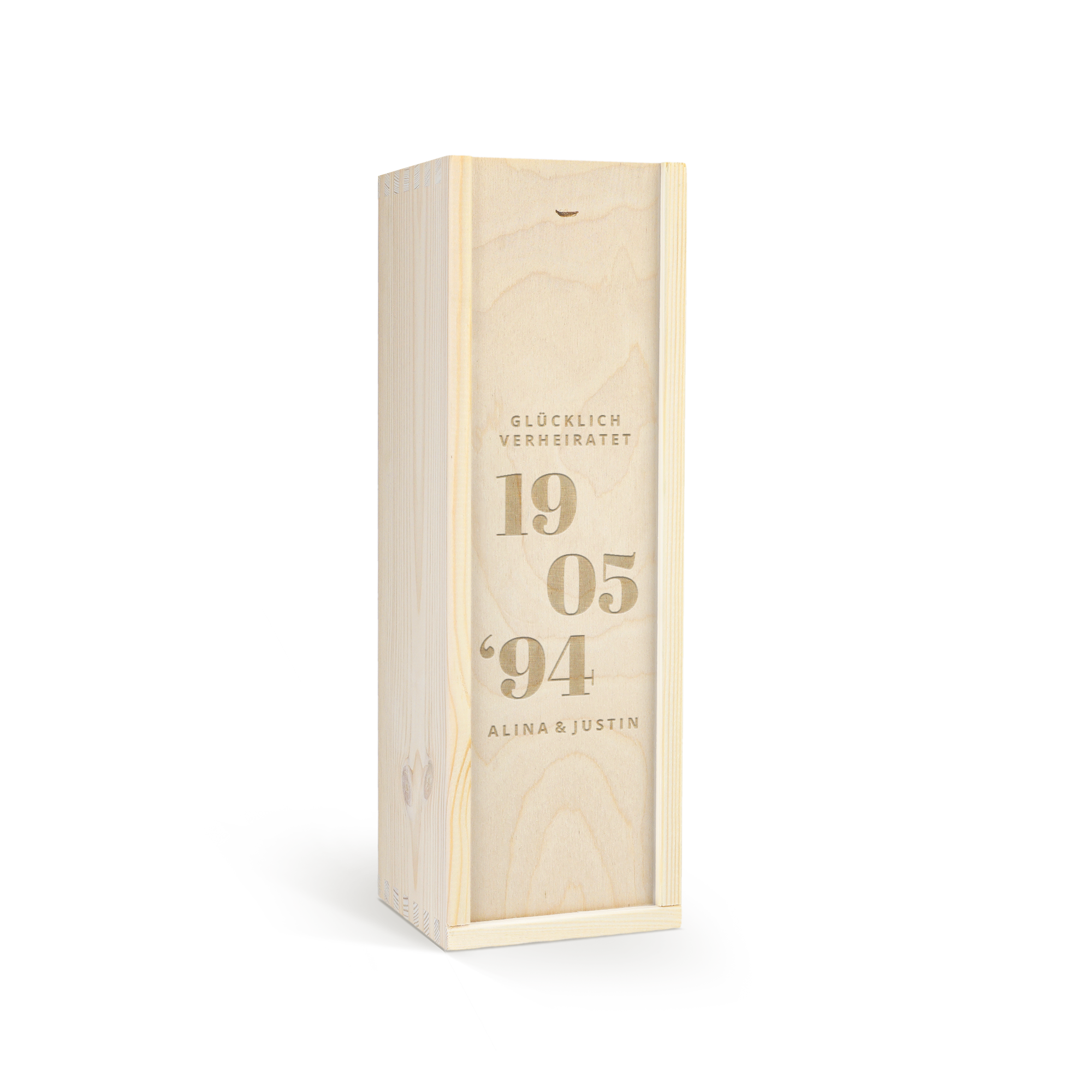 Weingeschenk: helle Holzkiste mit Belvy Weißwein, graviert mit dem Text "GLÜCKLICH VERHEIRATET 19 05 '94 ALINA & JUSTIN"