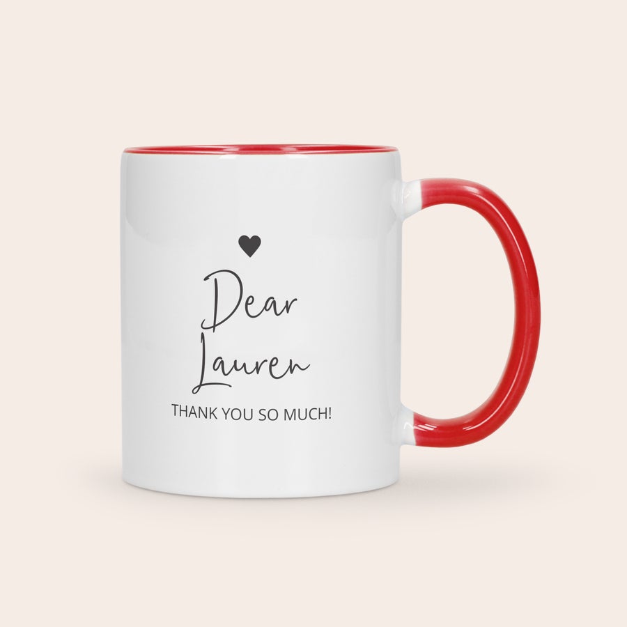 Vlastný farebný hrnček Biely hrnček s červenou rúčkou a vnútrom, s potlačeným textom "Dear Lauren Thank you so much!" Dajte farebný hrnček ako darček!