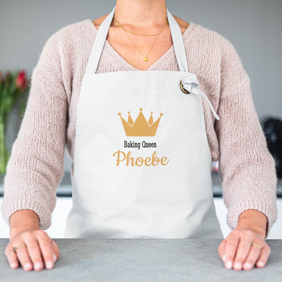 Personalizowany fartuch Biały fartuch kuchenny z nadrukowaną złotą koroną i tekstem "Baking Queen Phoebe"