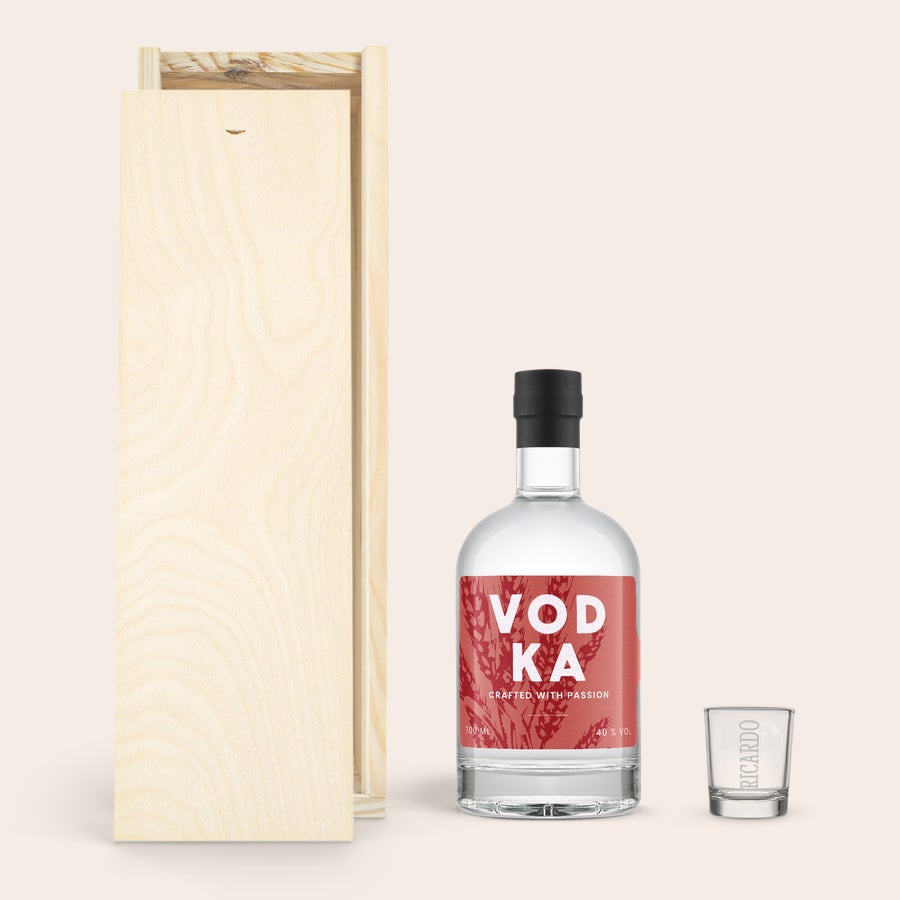 Vodka YourSurprise Confezione regalo vodka in legno con bicchiere, personalizzata con nome RICARDO, il miglior regalo a tema alcolico.