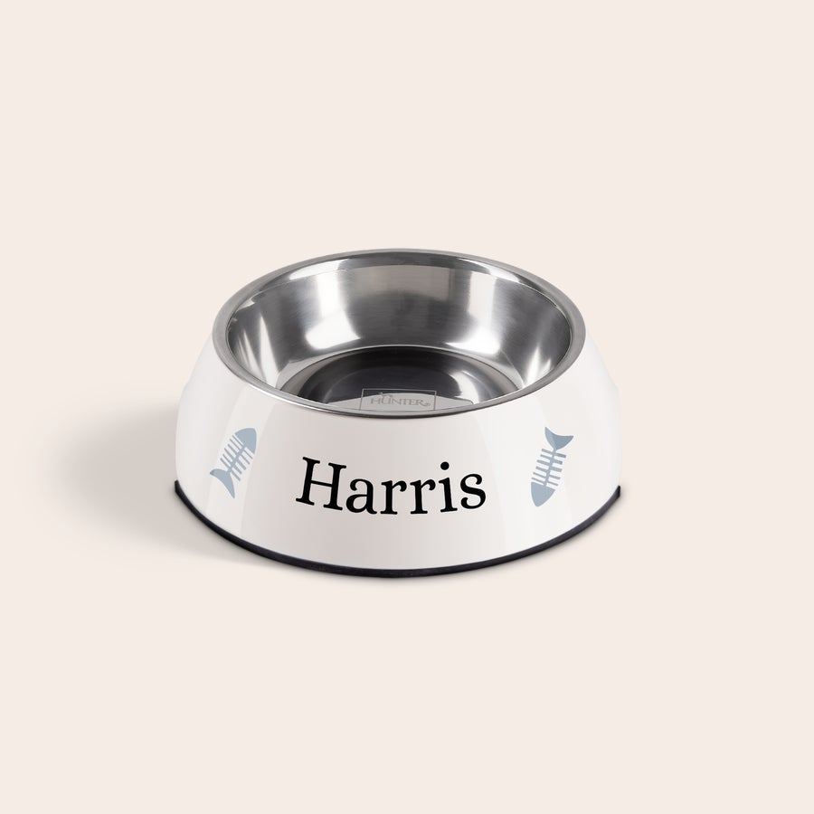 Kattfôrskål Hvit kattematskål med "Harris" trykt på siden, flankert av fiskebeinmotiver.