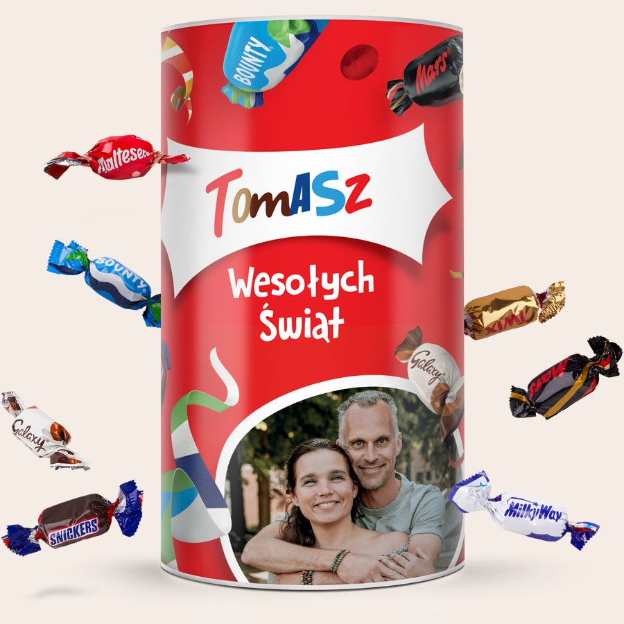Cukierki Celebrations w personalizowanej tubie Personalizowana tuba okolicznościowa z cukierkami, drukowana ze zdjęciem pary, imieniem Tomasz i życzeniami Wesołych Świąt