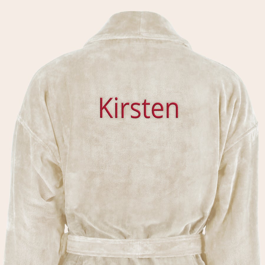Bademantel Damen mit Namen Ein cremefarbener Frottee-Bademantel mit dem Namen "Kirsten" in Rot auf dem Rücken, Ihr eigener Bademantel mit Namen bestickt.