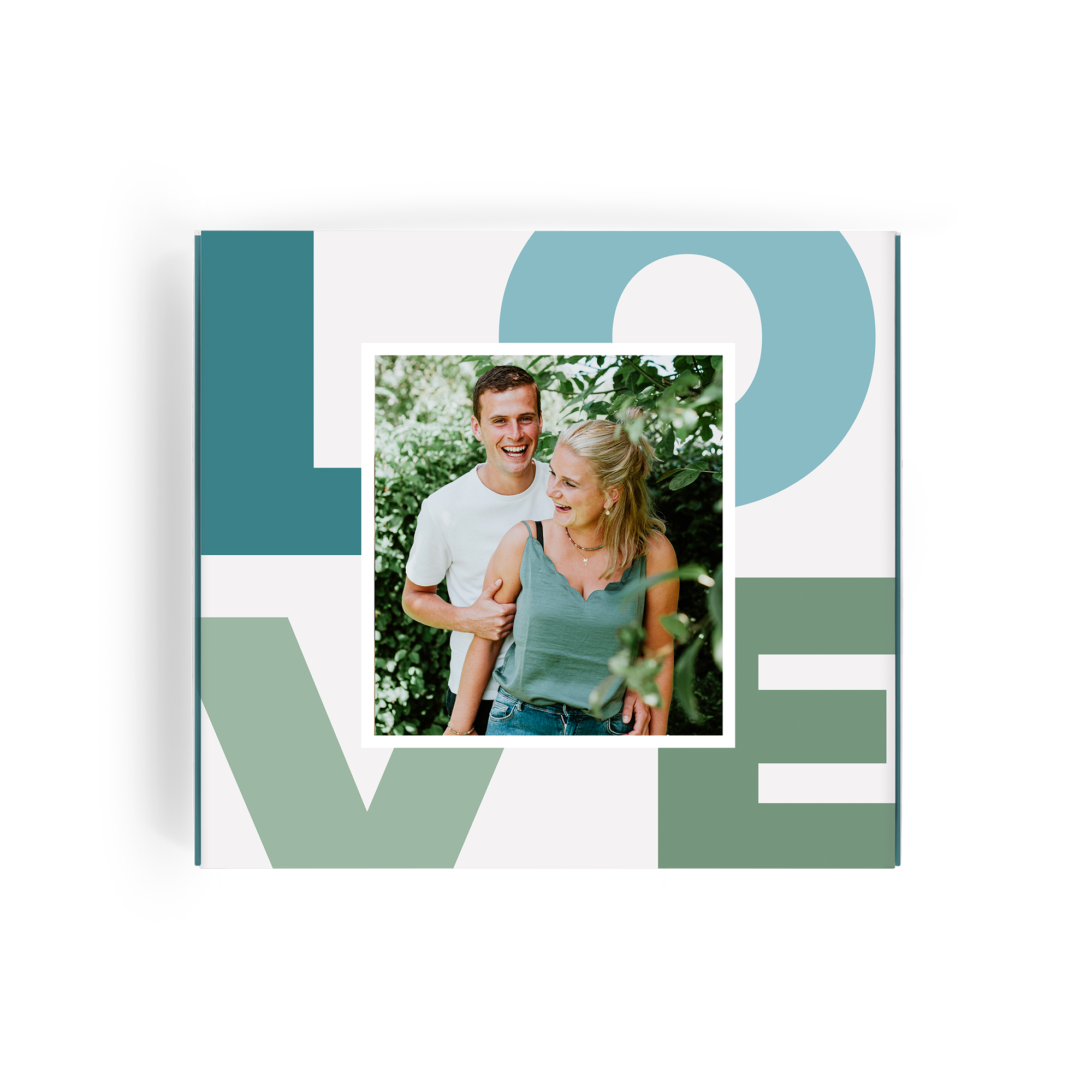 Milka giftbox met foto van een lachend stel, gepersonaliseerd met L-O-V-E letters.