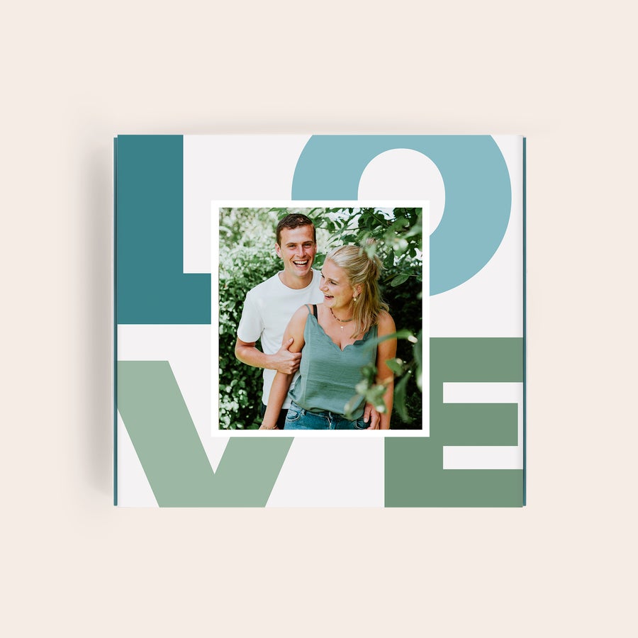 Pralinés de Milka Amor Caja regalo Milka personalizada con una foto de pareja feliz y diseño "LOVE" impreso.