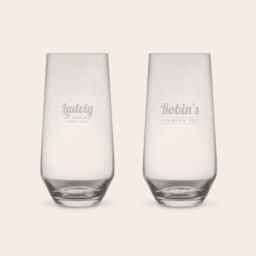 Vattenglas Två kristallklara personliga vattenglas lasergraverade med namn och text