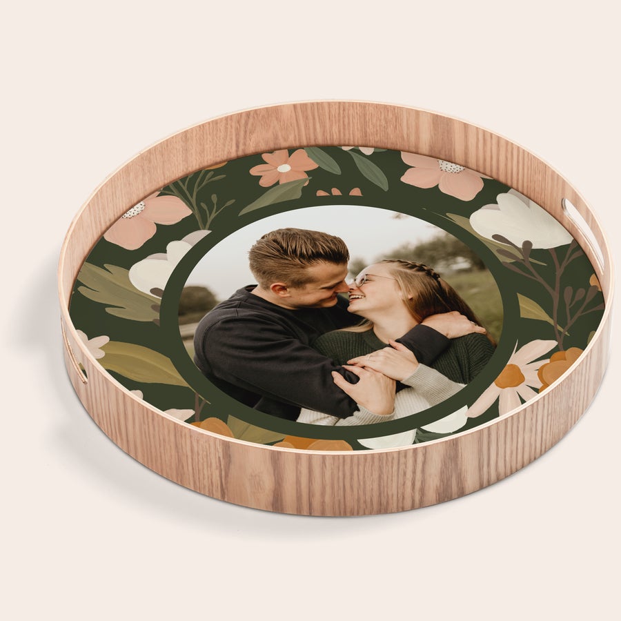 Rundes Holztablett mit Foto Rundes Serviertablett mit Holzrahmen und einem Foto eines Paares, umgeben von einem Blumenmuster. Mit deinem eigenen Design servierst du das beste Frühstück!