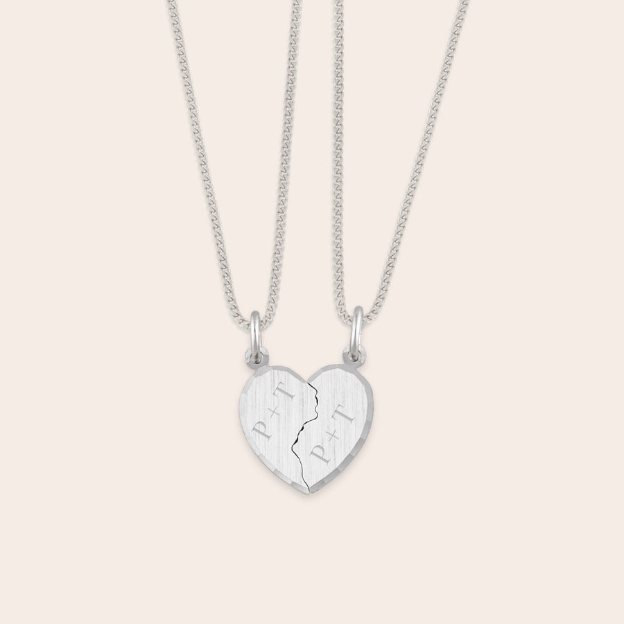 Pendentif en argent gravé - cœur brisé Pendentif cœur séparable argent gravé "P+T" sur chaque moitié pour partager avec la personne aimée
