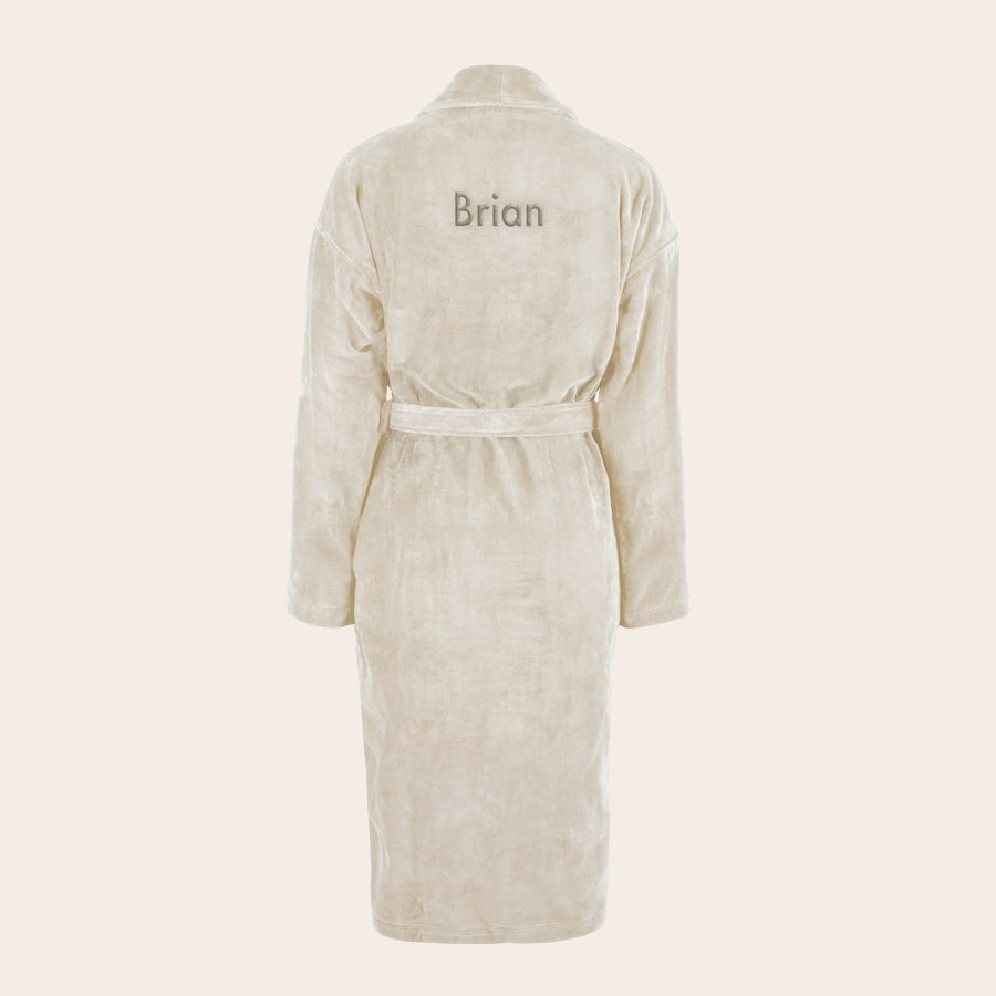 Badjas Heren met naam geborduurd Luxe beige badstof badjas met sjaalkraag, geborduurd met de naam Brian op de rug.
