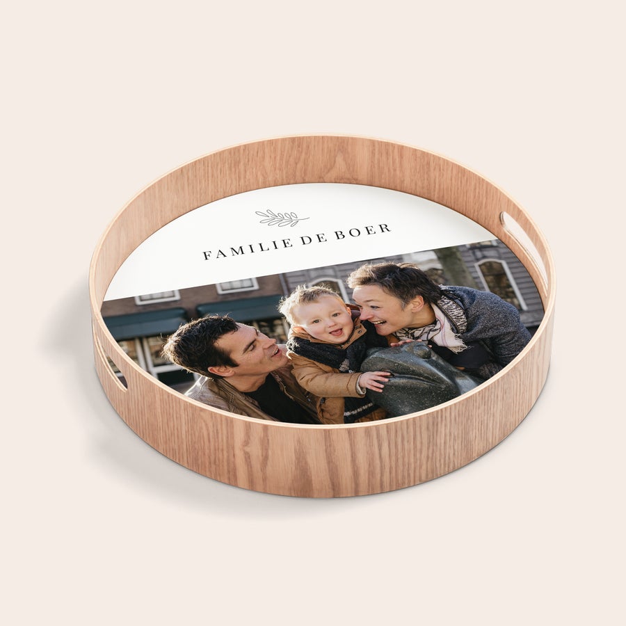 Rond dienblad bedrukken Rond houten dienblad met een bedrukte familiefoto en de tekst 'Familie de Boer' bovenaan