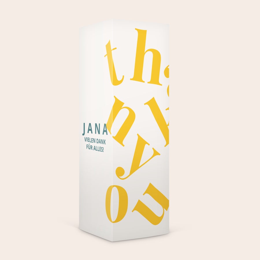 Personalisierte Geschenkbox mit Nüssen Personalisierte Geschenkbox für Nüsse bedruckt mit dem Namen Jana und Danke Aufschrift. Überrasche mit einer personalisierten Geschenkbox voller frischer Nüsse