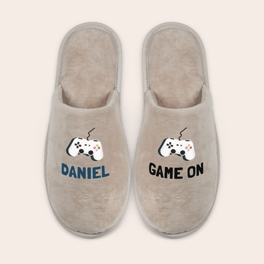 Pantuflas personalizadas Pantuflas de tela suave color beige estampadas con mando de consola, nombre DANIEL y frase GAME ON. Sorprende a tus seres queridos con suaves pantuflas personalizadas con tu diseño.