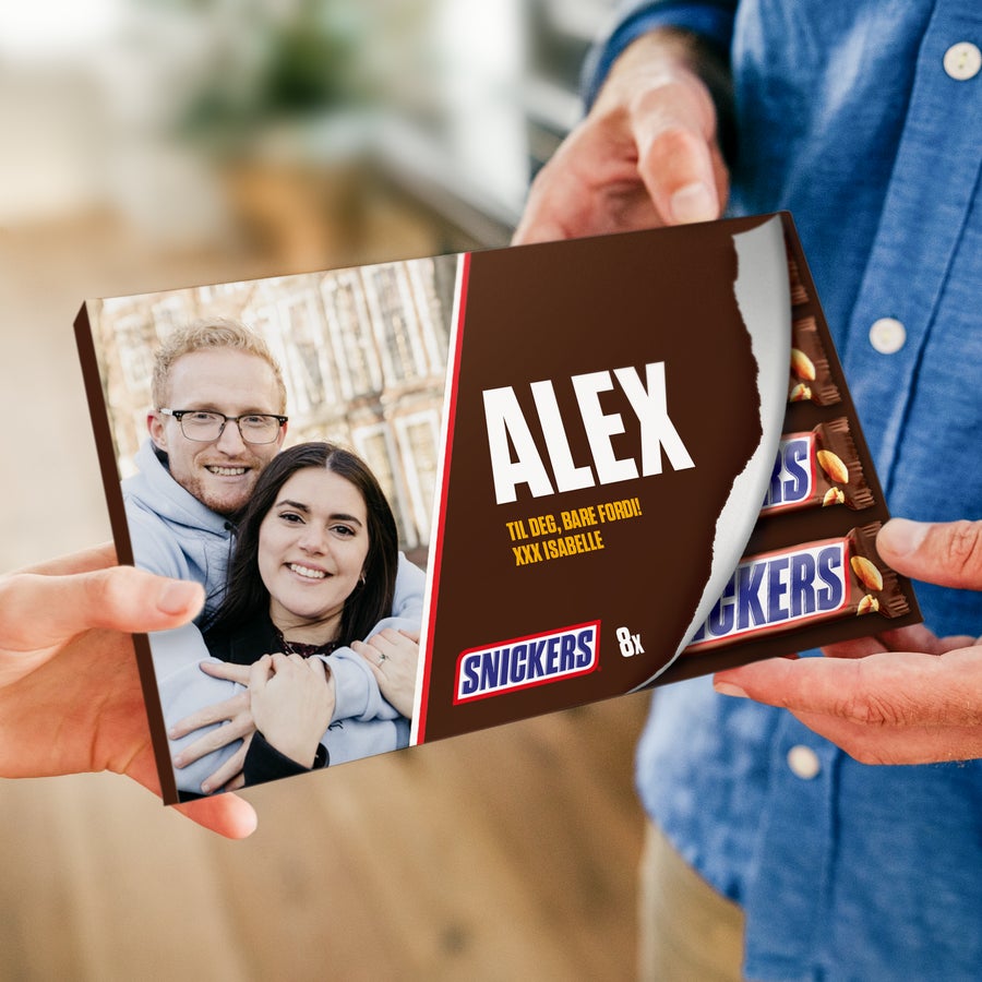 Personlig tilpasset Snickers gaveeske Personlig tilpasset Snickers gaveeske med trykt bilde, navn "ALEX" og melding "TIL DEG, BARE FORDI! XXX ISABELLE"