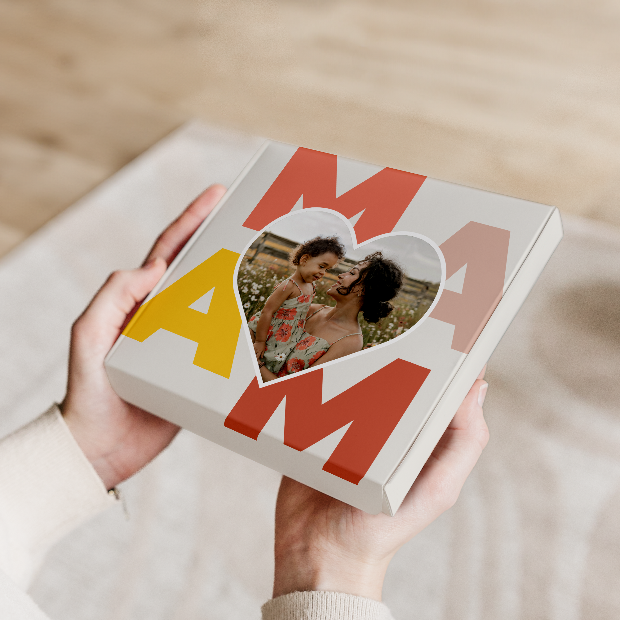 Milka Pralines Moederdag Hartjes 110 gram, witte geschenkdoos met MAMA letters en persoonlijke foto in hart