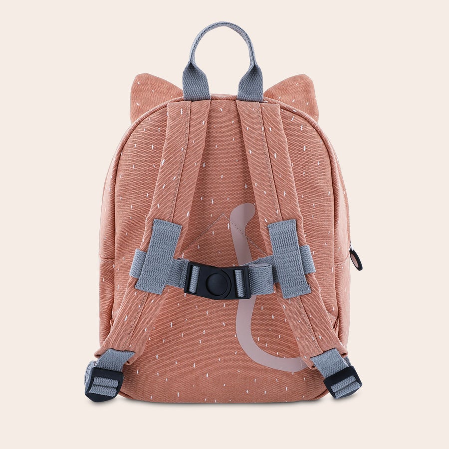 Sac à dos personnalisé pour enfants - Trixie Sac à dos enfant Trixie personnalisé avec oreilles et queue de chat sur fond pêche, parfait pour surprendre les petits.