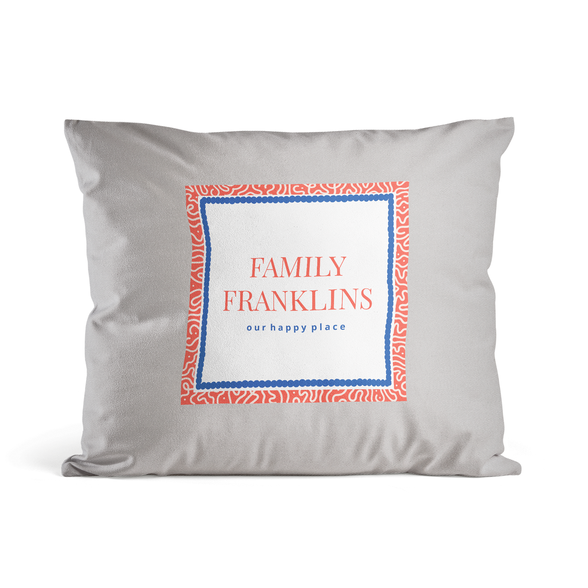 Graues Kissen mit Foto und personalisiertem Text "Family Franklins our happy place", umrahmt von einem rot-blauen Muster