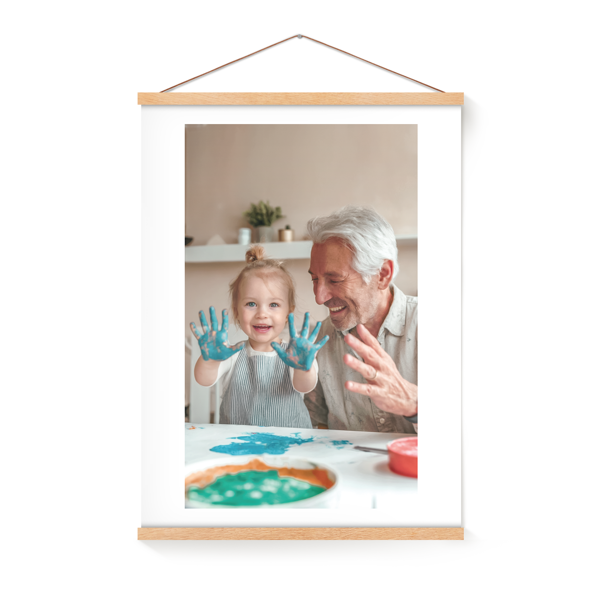 Afiș foto personalizat cu un copil zâmbitor și un adult, imprimat și agățat cu umeraș magnetic din lemn.
