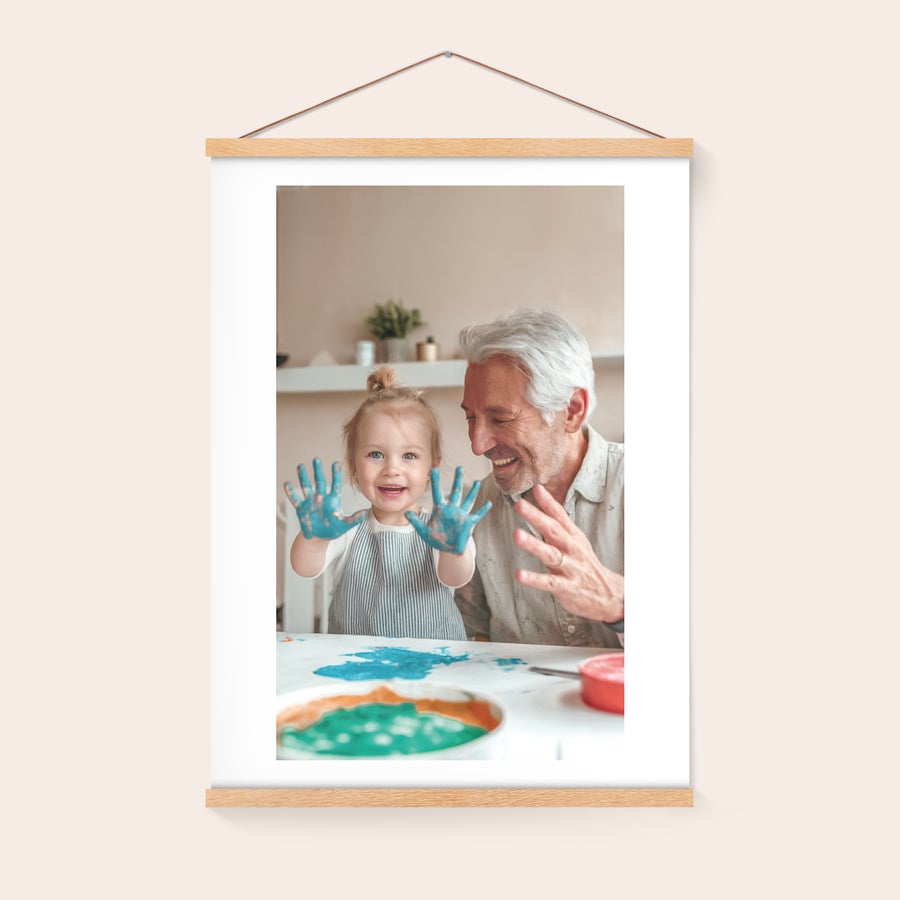 Póster personalizado con colgador Póster fotográfico personalizado con una niña y su abuelo pintando, impreso y colgado en un colgador magnético de madera.