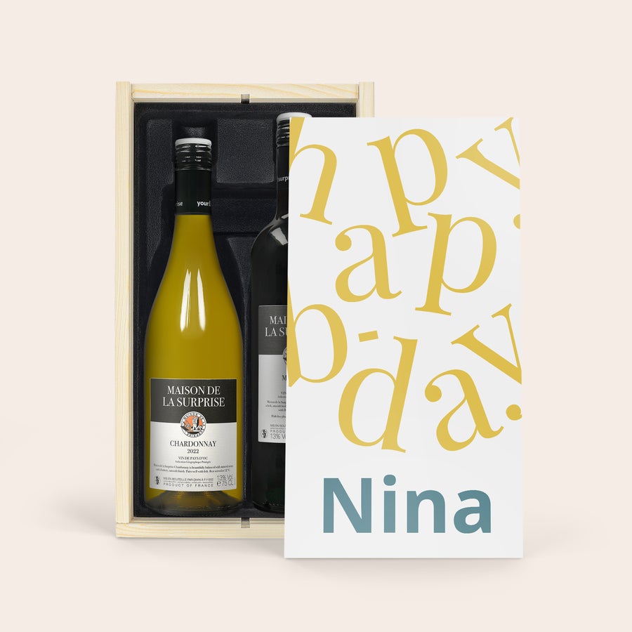 Personalizowane wina Maison de la Surprise Białe i Czerwone Zestaw do wina Luc Pirlet Merlot i Chardonnay w drewnianej obudowie z nadrukowanym napisem Happy Birthday i imieniem Nina.